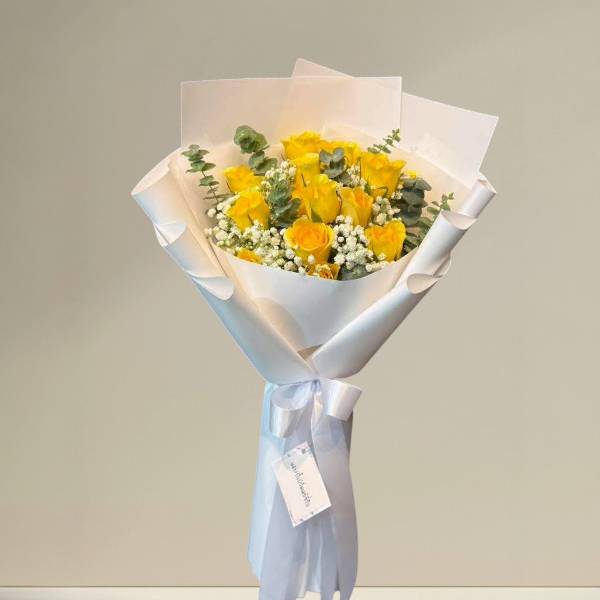 ช่อดอกไม้ (YELLOW ROSES) กุหลาบสีเหลือง  ห่อกระดาษโทนขาว