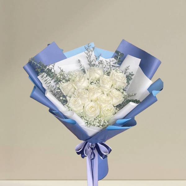 ช่อดอกไม้ (White rose )กุหลาบขาวห่อกระดาษน้ำเงิน