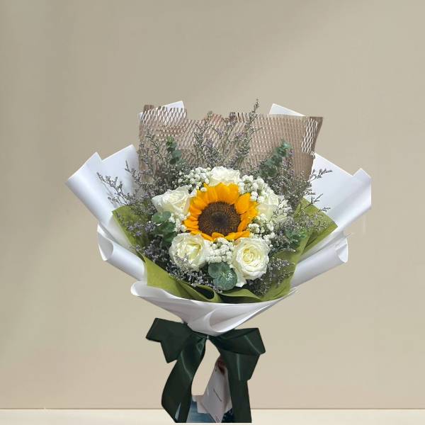 ช่อดอกไม้ กุหลาบขาว ล้อมดอกทานตะวัน