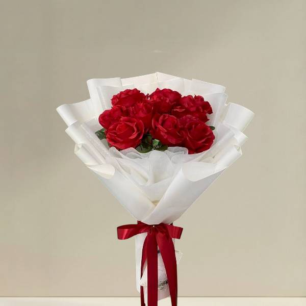 ช่อดอกไม้ประดิษฐ์ กุหลาบแดง ห่อกระดาษขาว