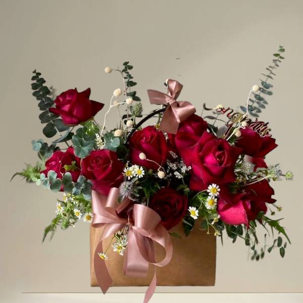 กระเช้าดอกไม้สด (Flower basket)