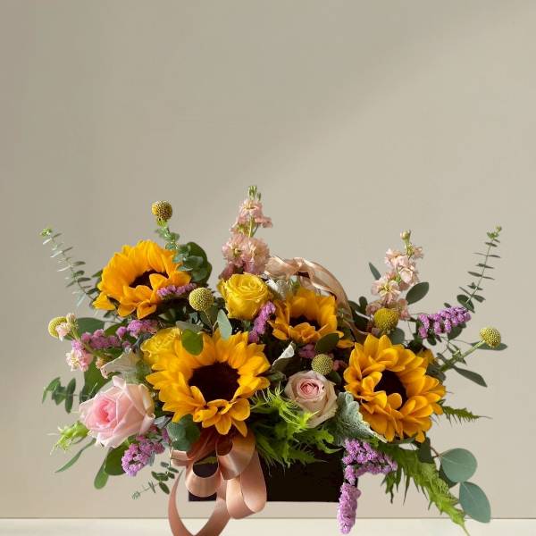 กระเช้าดอกไม้สด (Flower basket)