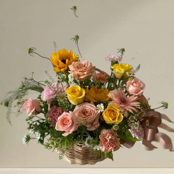 กระเช้าดอกไม้สด (Flower basket)