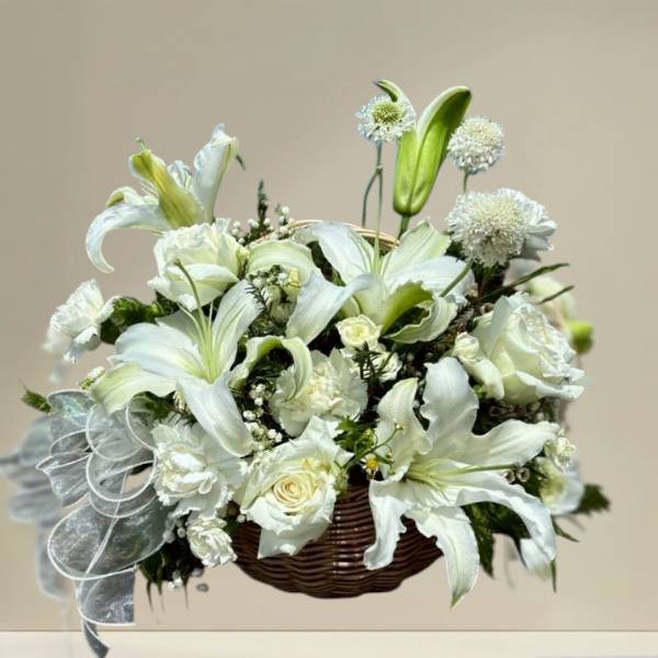 กระเช้าดอกไม้สด (Flower basket) สีขาวผสมลิลลี่